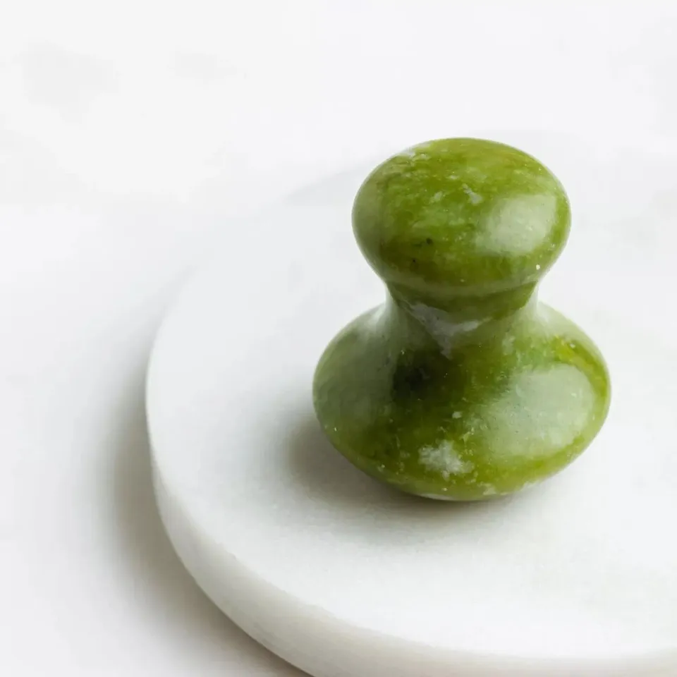 Hedenhus.dk Champi Gua Sha grøn jade ansigtsredskab